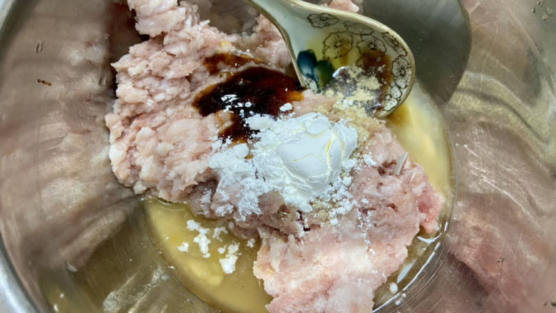 茄汁狮子头,肉末中加入一个咸鸭蛋蛋清或者鸡蛋清,一汤匙料酒,半汤匙蚝油,半茶匙太太乐鸡汁,少许白糖和白胡椒粉,