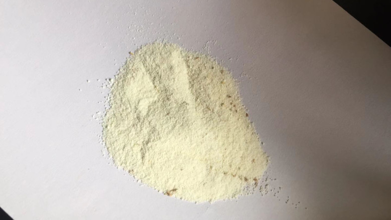 甜酒酿,酒曲倒出来,方便均匀的撒入糯米中