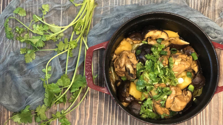 土豆香菇焖鸡,最后撒上葱沫和香菜沫,开吃吧。