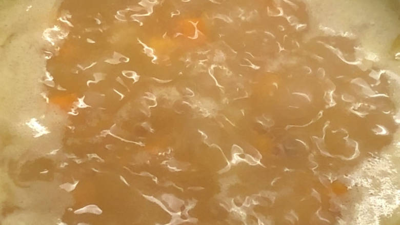日式鸡排咖喱饭🍛,大火把咖喱汤汁煮开后,转小火慢煮。因为咖喱块的原因,汤汁会变稠,需要慢慢煮,煮至变稠后,加入盐和黑胡椒调味即可。