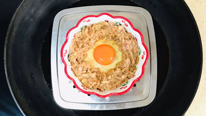 鹌鹑蛋蒸肉末,移至锅里,隔水蒸熟