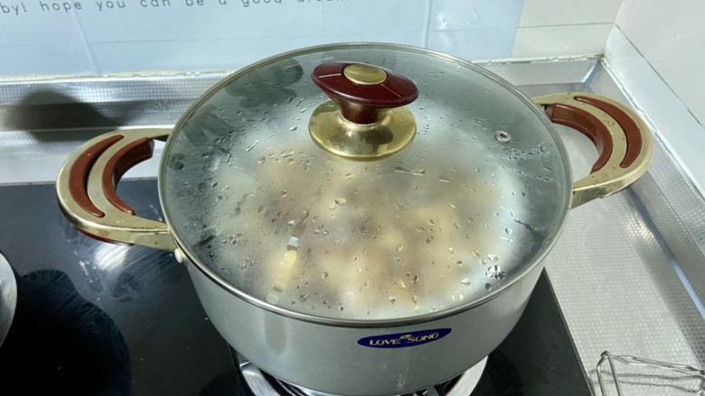 姜葱冬菇蒸滑鸡,水开上锅,中火蒸30分钟即可