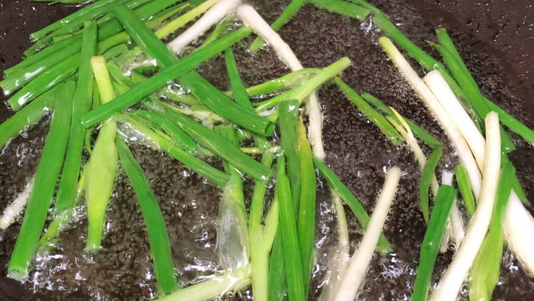 葱油拌面,开小火,油温升高再放葱,小火慢炸(葱一定要将水擦干)