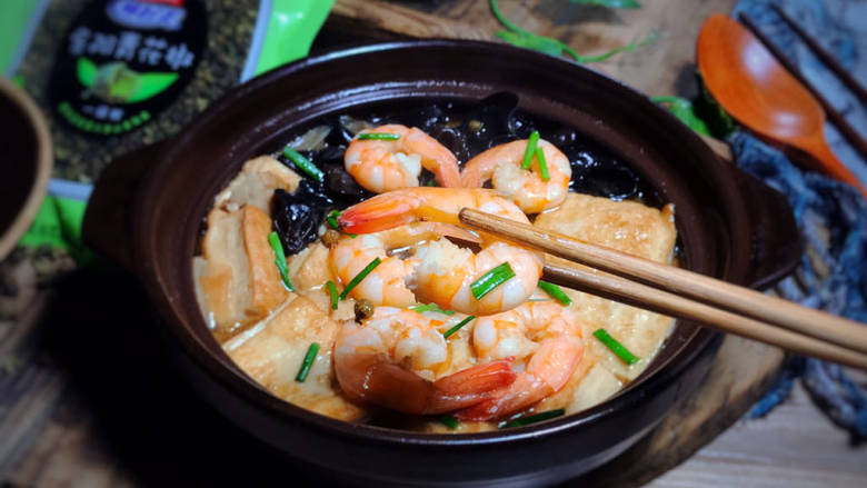 虾仁豆腐煲,撒上香葱或者香菜,即可食用
