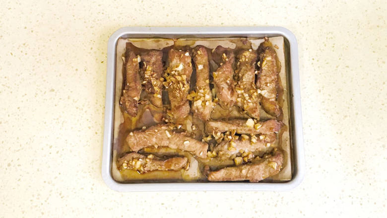烤里脊肉,期间翻动一下,确保双面上色均匀