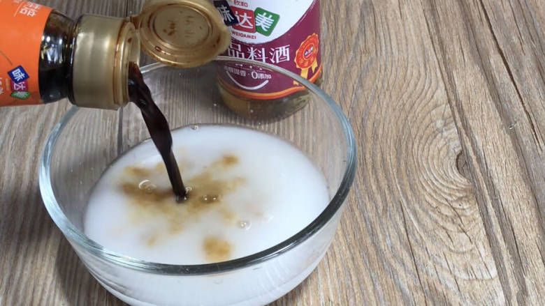 莲藕蒸豆腐,备一小碗,装入少许淀粉和多点清水,加入料酒、生抽和<a style='color:red;display:inline-block;' href='/shicai/ 721'>蚝油</a>拌匀备用