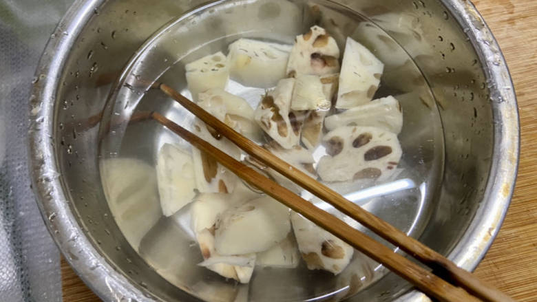 五花肉焖莲藕,莲藕削皮洗净切块,清水浸泡以免氧化