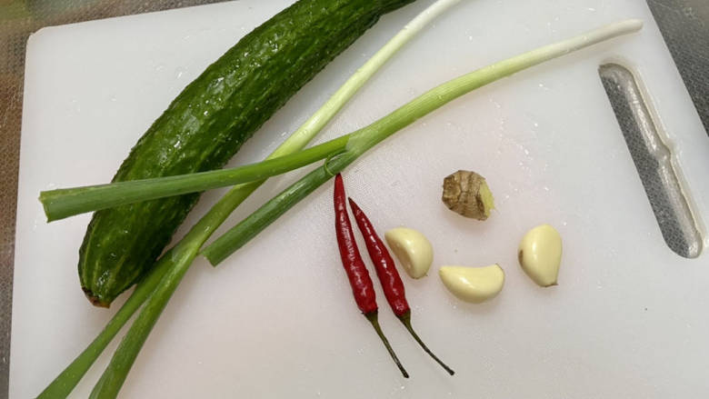 五花肉炒黄瓜➕五花肉木耳炒黄瓜,黄瓜搓洗干净,小米辣洗净,蒜剥皮,姜搓洗干净小葱择好洗净