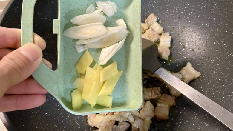 五花肉焖饭,加葱白姜片,煸香