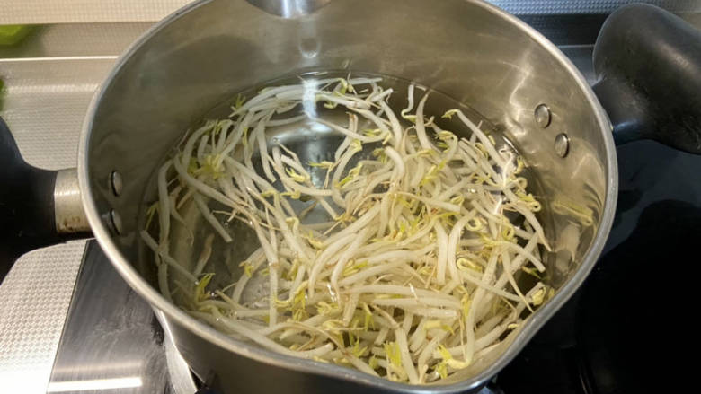 口水鸡丝,坐锅烧水,水开下绿豆芽烫半分钟捞出沥水