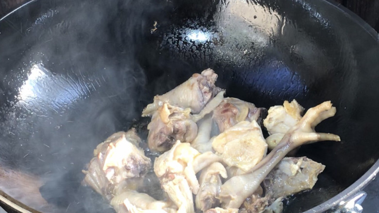 酱焖鸡块,再起锅热油,放入鸡块煸炒至出香味