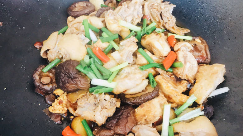 酱焖鸡块,至收汁,撒上葱花和小米椒