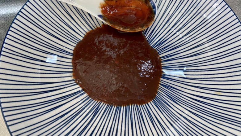 酱卧鸡蛋,取一个深盘,加入半汤匙食用油,两汤匙大酱