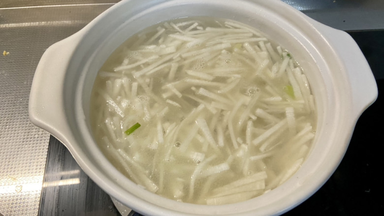 萝卜蛤蜊汤➕白萝卜蛤蜊汤,加入静置后的蛤蜊原汤,注意汤底可能还有少许沉淀沙子,这个不要的