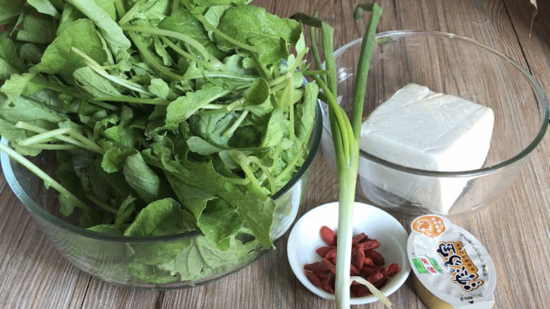 豆腐萝卜苗汤,洗净,备好食材