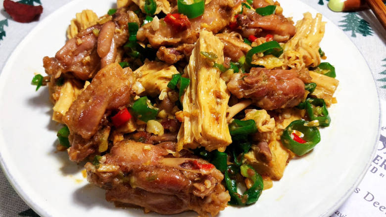 蒜香焖翅,这道菜做法简单,鸡翅鲜嫩,蒜香浓郁,咸鲜微辣,搭配腐竹,营养更丰富,喜欢的小可爱一起来试试吧😄