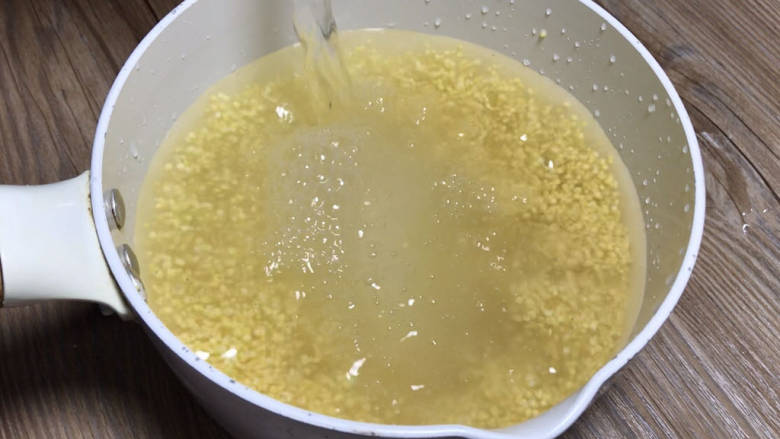 鲜虾木耳小米粥,放入炖锅中,加入适量清水,置旺火上