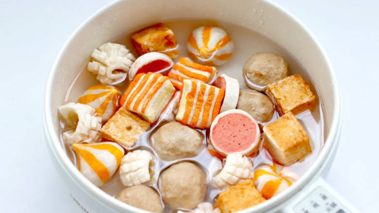 风味火锅丸子,锅中倒入适量清水,放入解冻的<a style='color:red;display:inline-block;' href='/shicai/ 10915'>火锅丸子</a>。