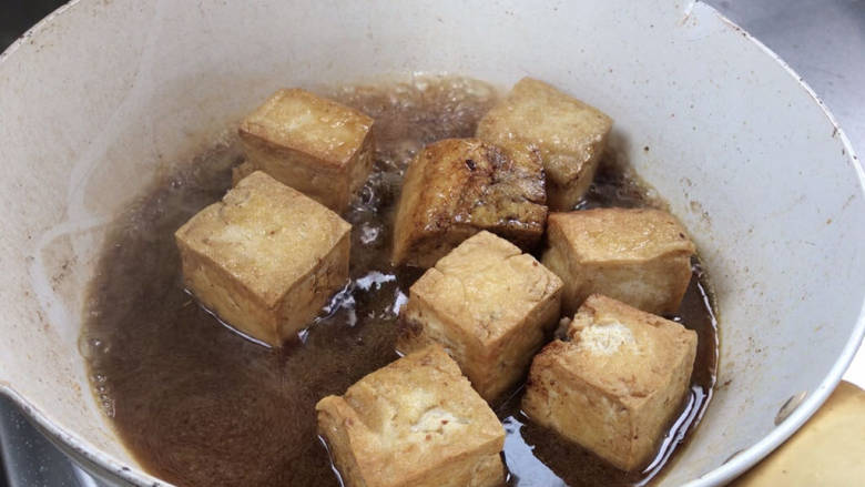 煎酿豆腐,加入适量清水,煮沸后,盖上锅盖烧5分钟