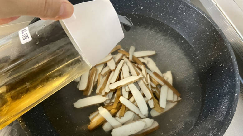 双椒豆干➕双椒五花肉炒豆干,坐锅烧水,水开下豆干,加一汤匙<a style='color:red;display:inline-block;' href='/shicai/ 718'>料酒</a>,焯水一分钟,捞出备用