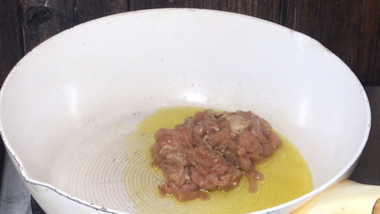 小白菜炒肉丝,起锅热油,放入肉丝,中火,炒至变色