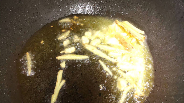 西兰花炒肉片,锅里倒油,大火至油温升高加入姜蒜