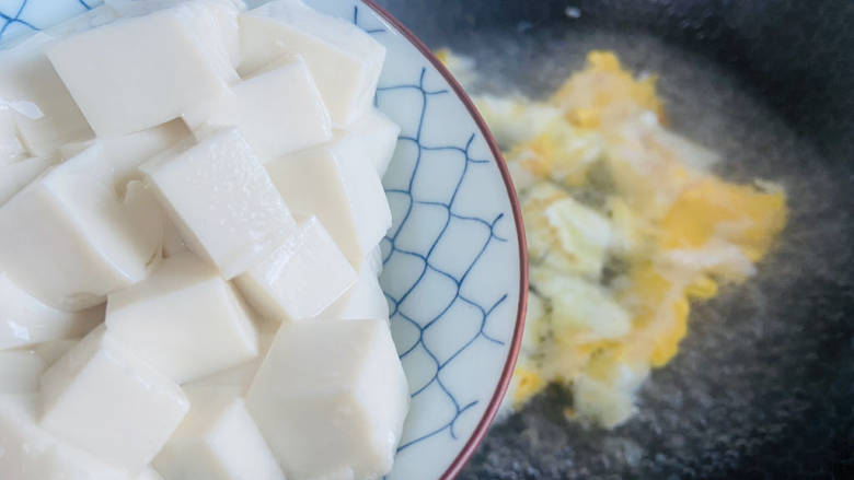 鸡蛋炖豆腐,加入豆腐煮五分钟