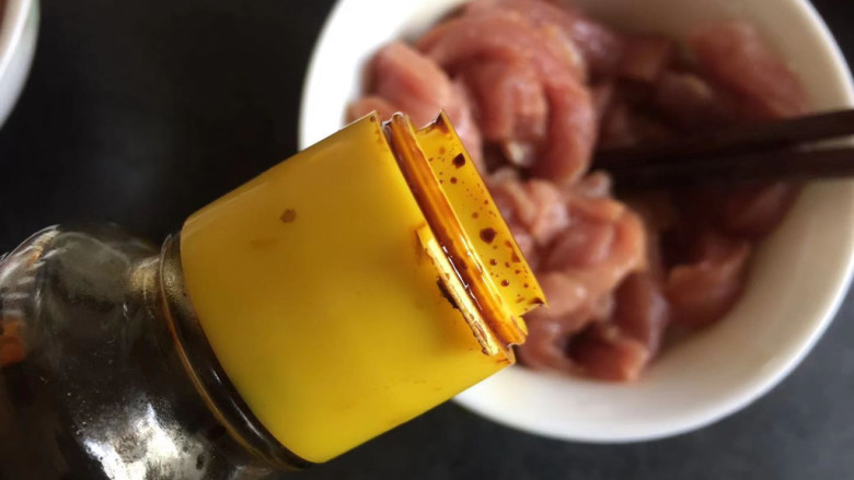 莴苣炒里脊肉,里脊肉放入碗中，加入<a style='color:red;display:inline-block;' href='/shicai/ 718'>料酒</a>，<a style='color:red;display:inline-block;' href='/shicai/ 788'>生抽</a>