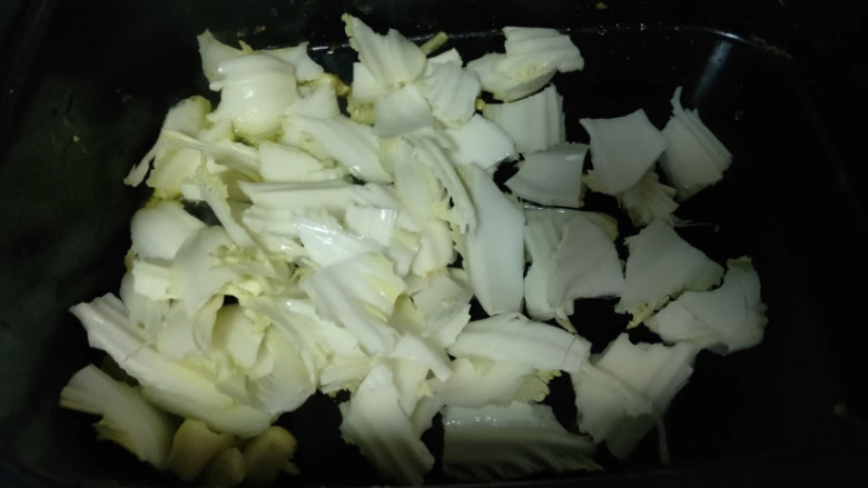 素炒白菜,挤出水分跟白菜叶混合在一起备用,白菜叶不用腌渍。