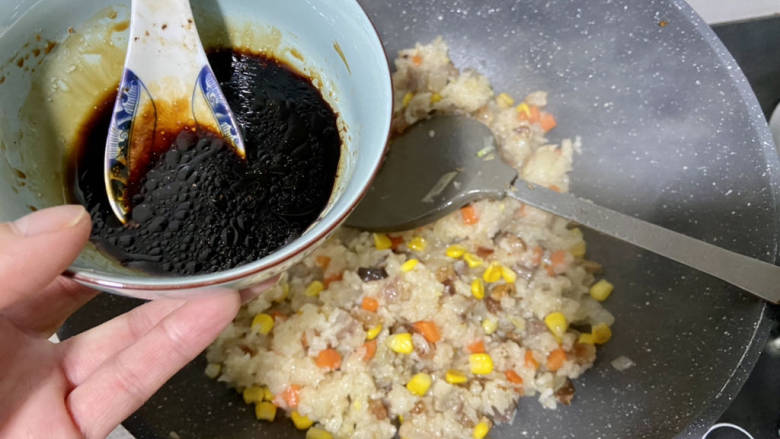 腊味糯米饭➕杂蔬腊味焖糯米饭,淋入准备好的调味汁,翻拌均匀