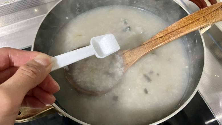 皮蛋火腿粥,尝下咸淡,根据自己口味补充少许盐