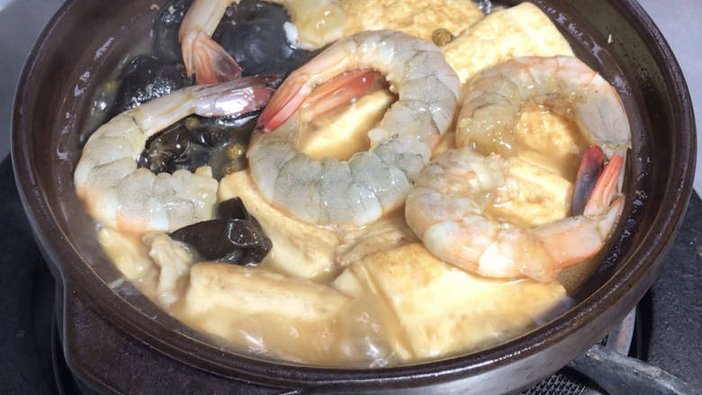 虾仁豆腐煲,10分钟后,打开锅盖,放入虾仁,盖上锅盖,继续炖煮3分钟