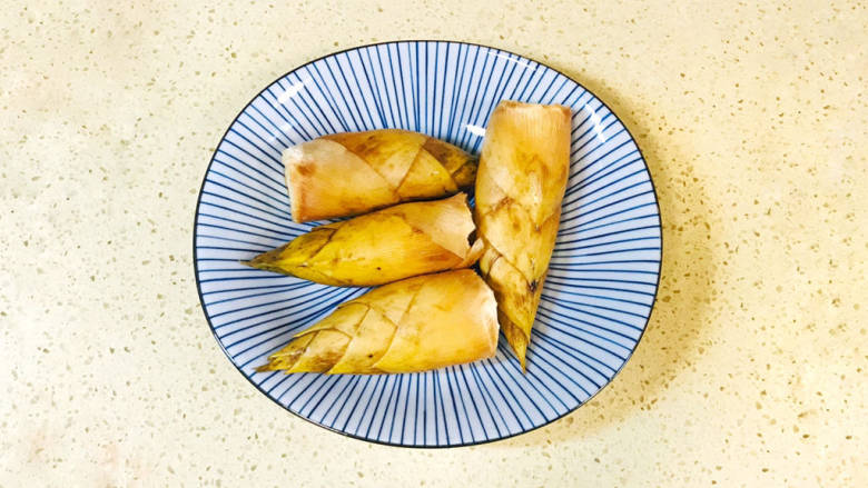 腊肉炒冬笋,<a style='color:red;display:inline-block;' href='/shicai/ 43'>冬笋</a>买回来,洗净,去掉外壳