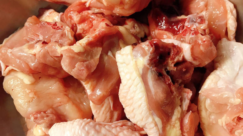 #闹元宵#胡萝卜滑鸡饭（电饭锅版）,<a style='color:red;display:inline-block;' href='/shicai/ 104'>鸡块</a>冲洗干净