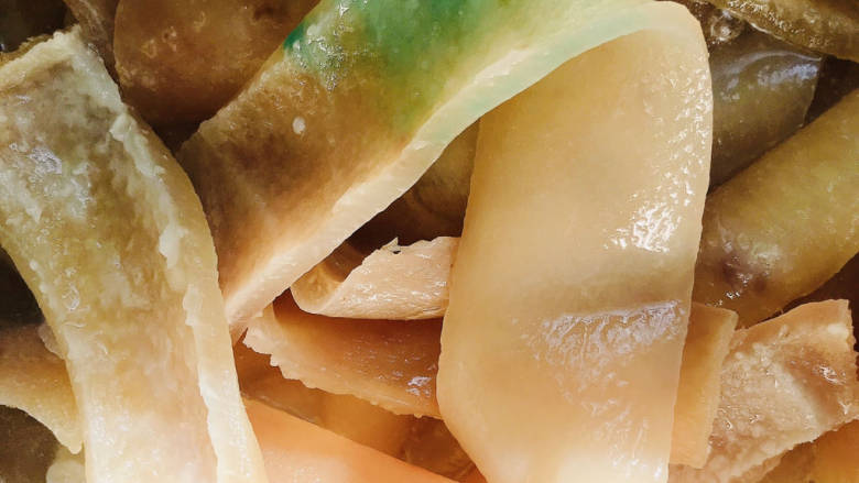 #闹元宵#麻辣皮冻,捞入冷水中,用菜刀将肥肉刮掉