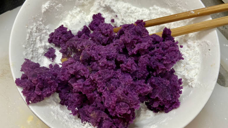 芒果芋圆烧仙草,同样的,把紫薯捣成泥,加入约一半重量木薯淀粉