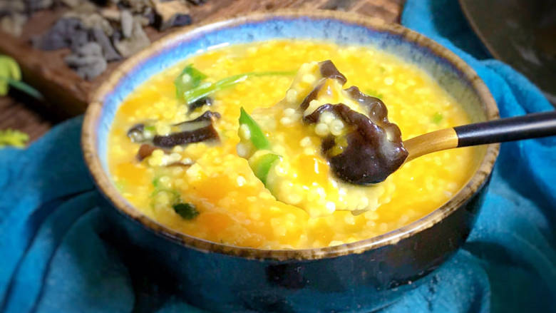 芹菜木耳双黄粥,出锅装碗,上桌即可食用