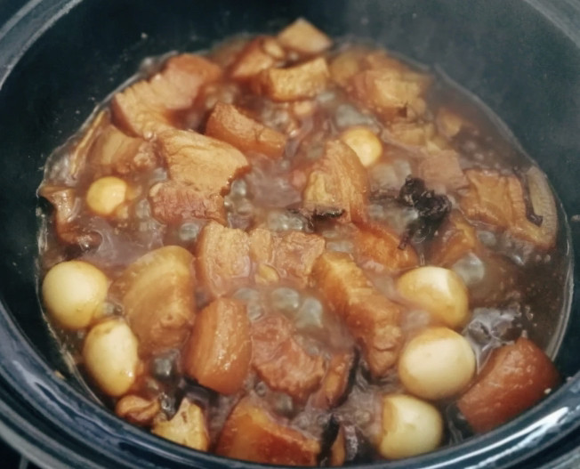 鹌鹑蛋红烧肉,最后大火收汁,收到汤汁浓稠。