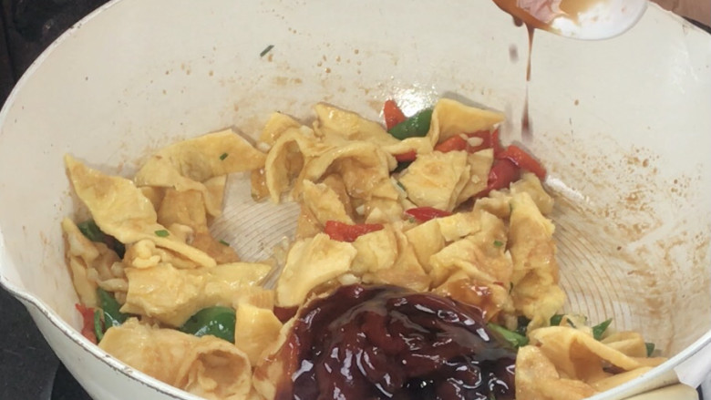 糖醋鸡蛋,倒入碗内的料汁,翻炒均匀