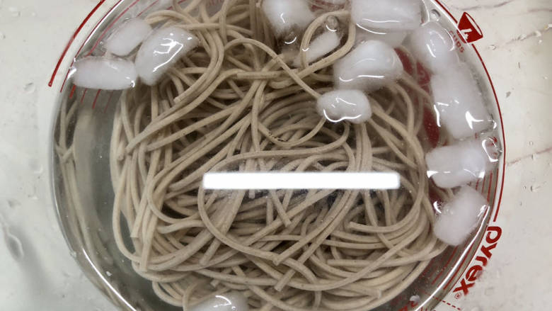 家常拌面,<a style='color:red;display:inline-block;' href='/shicai/ 4934'>荞麦面</a>煮熟,过下冰水