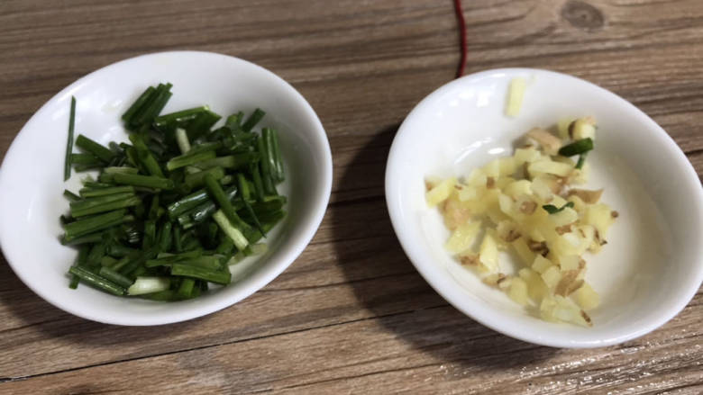 金针菇豆皮卷,备好葱姜末
