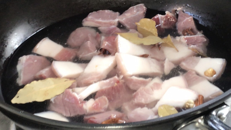 鹌鹑蛋红烧肉,起锅放入猪肉,加入适量清水、卤料