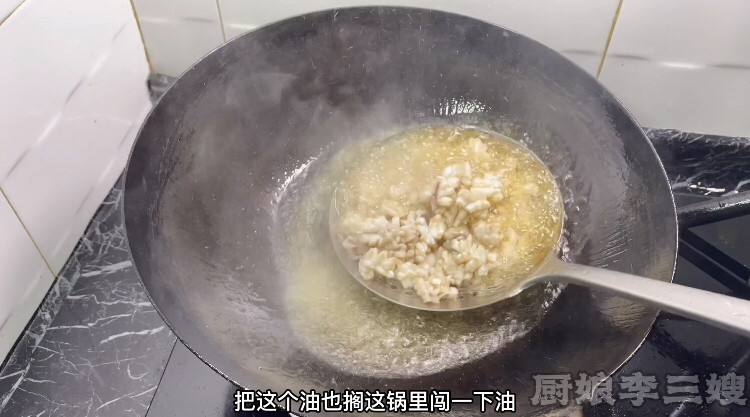 尖椒玉米炒鱿鱼教程,把鱿鱼放油锅里闯一下