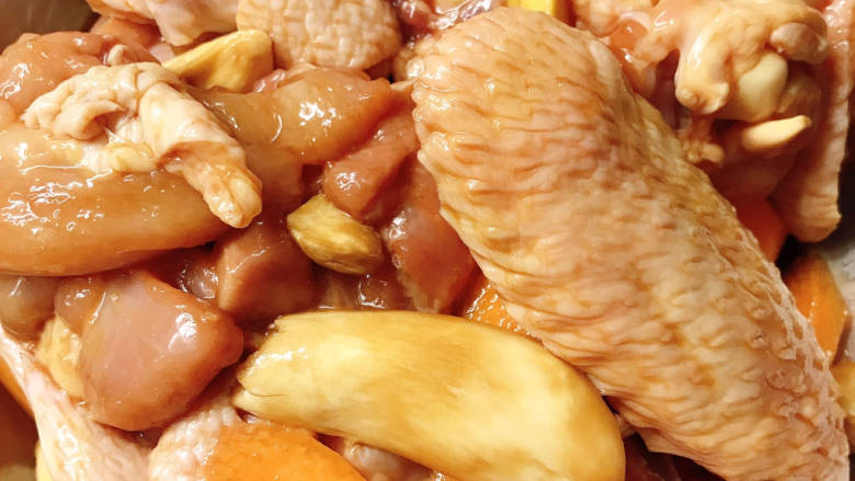 #闹元宵#胡萝卜滑鸡饭（电饭锅版）,拌匀后腌制一会儿