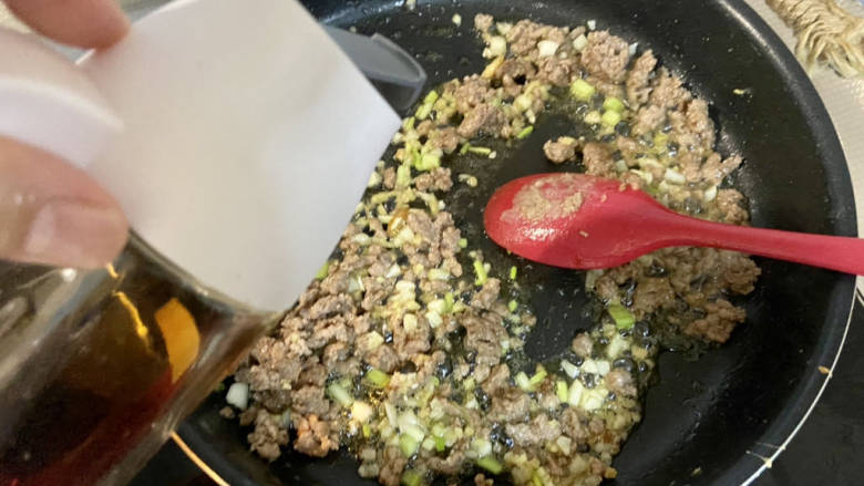 黄瓜烧豆腐,淋入一汤匙<a style='color:red;display:inline-block;' href='/shicai/ 718'>料酒</a>,煸炒去腥