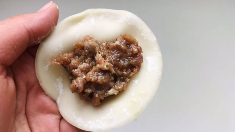 牛肉锅贴,馅搅匀后,开始做锅贴;