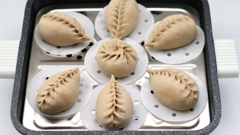 虎坚果粉白菜发面包,包好的包子放入蒸屉中,醒发至1倍大。