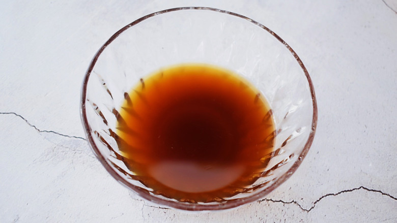 煎糍粑,将<a style='color:red;display:inline-block;' href='/shicai/ 882'>红糖</a>用开水搅拌至融化,最好再过筛一下备用