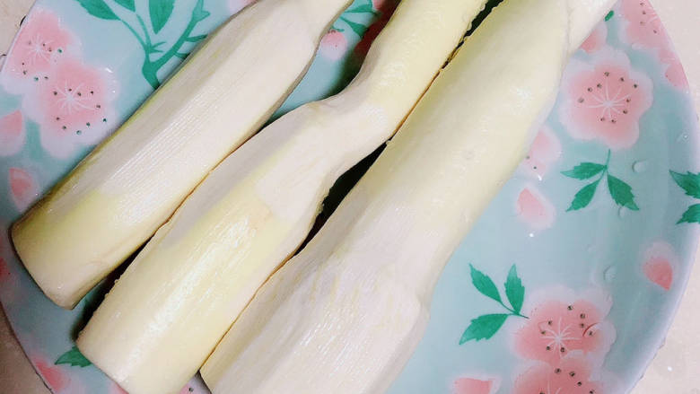 糖醋茭白,准备好<a style='color:red;display:inline-block;' href='/shicai/ 65'>茭白</a>,削去外皮。