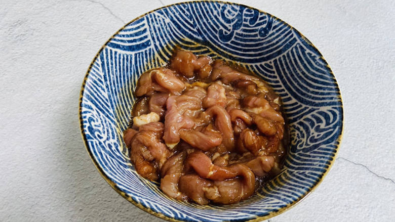 韭菜炒肉,加入一勺食用油守住水分,搅拌均匀腌制十分钟